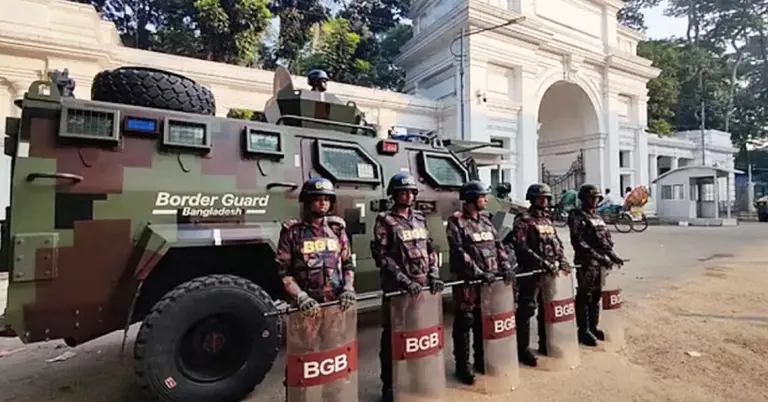 ট্রাইব্যুনাল এলা বিজিবির সতর্ক অবস্থান